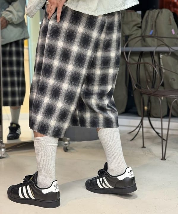 BAKU(東江 漠)さんの「BEAMS WOMEN｜チェック ショーツ」を使ったコーディネート