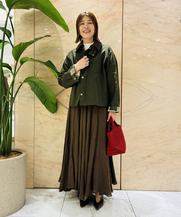 岩沢 珠代さんの「BEAMS WOMEN｜【別注】Barbour / TRANSPORT ジャケット」を使ったコーディネート