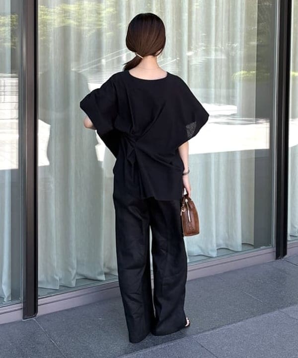 蒲原 捺美さんの「BEAMS WOMEN｜コットン Vネック ブラウス」を使ったコーディネート