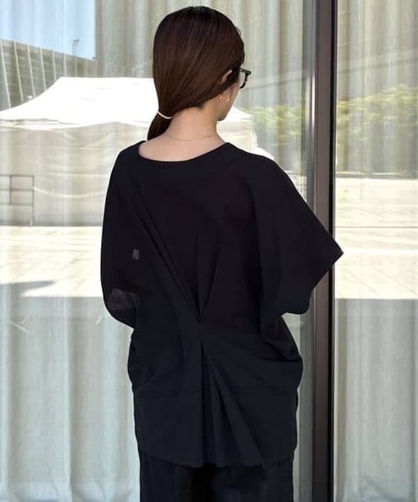 蒲原 捺美さんの「BEAMS WOMEN｜コットン Vネック ブラウス」を使ったコーディネート