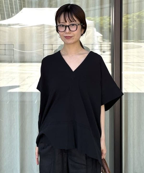 蒲原 捺美さんの「BEAMS WOMEN｜コットン Vネック ブラウス」を使ったコーディネート