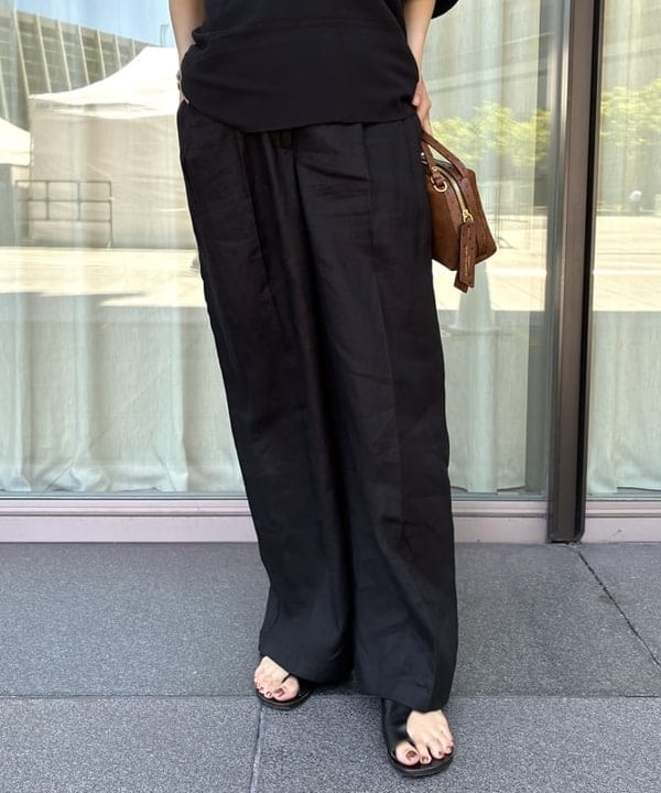 蒲原 捺美さんの「BEAMS WOMEN｜コットン Vネック ブラウス」を使ったコーディネート