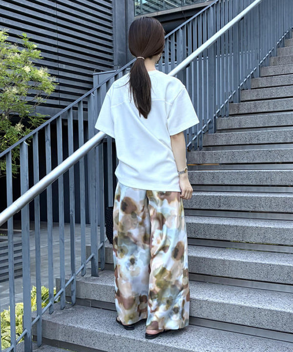 蒲原 捺美さんの「BEAMS WOMEN｜ブークレ アシンメトリーヘム Tシャツ」を使ったコーディネート