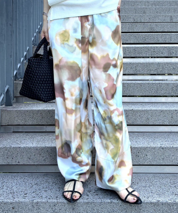 蒲原 捺美さんの「BEAMS WOMEN｜ブークレ アシンメトリーヘム Tシャツ」を使ったコーディネート