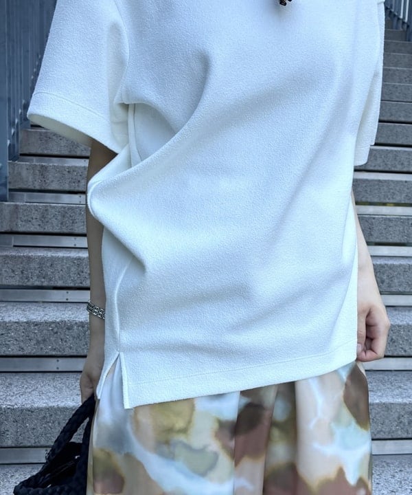 蒲原 捺美さんの「BEAMS WOMEN｜ブークレ アシンメトリーヘム Tシャツ」を使ったコーディネート