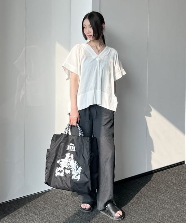 隈元 楓さんの「BEAMS WOMEN｜コットン Vネック ブラウス」を使ったコーディネート