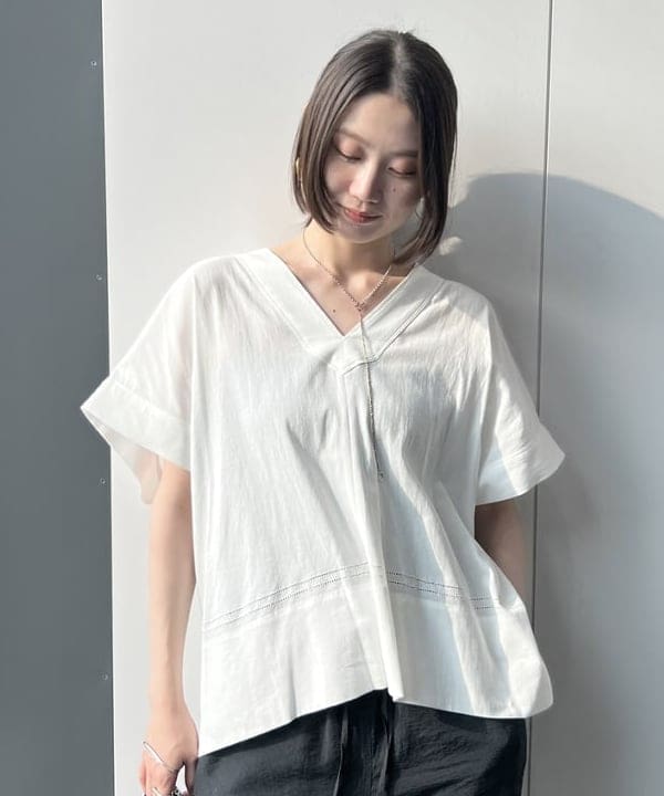 隈元 楓さんの「BEAMS WOMEN｜コットン Vネック ブラウス」を使ったコーディネート