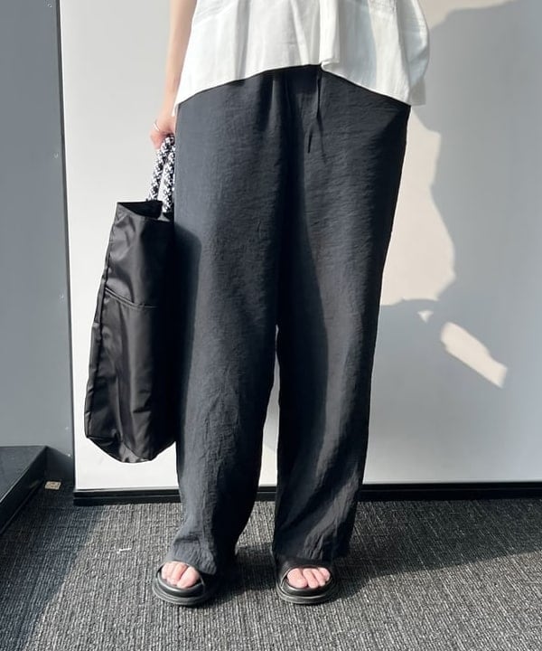隈元 楓さんの「BEAMS WOMEN｜コットン Vネック ブラウス」を使ったコーディネート