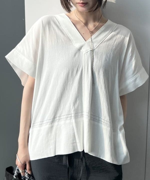 隈元 楓さんの「BEAMS WOMEN｜コットン Vネック ブラウス」を使ったコーディネート
