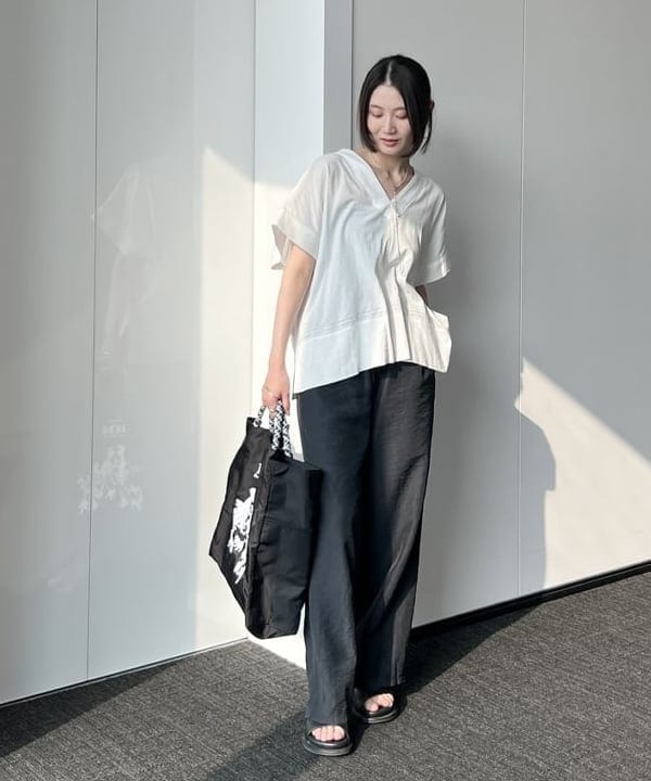 隈元 楓さんの「BEAMS WOMEN｜コットン Vネック ブラウス」を使ったコーディネート