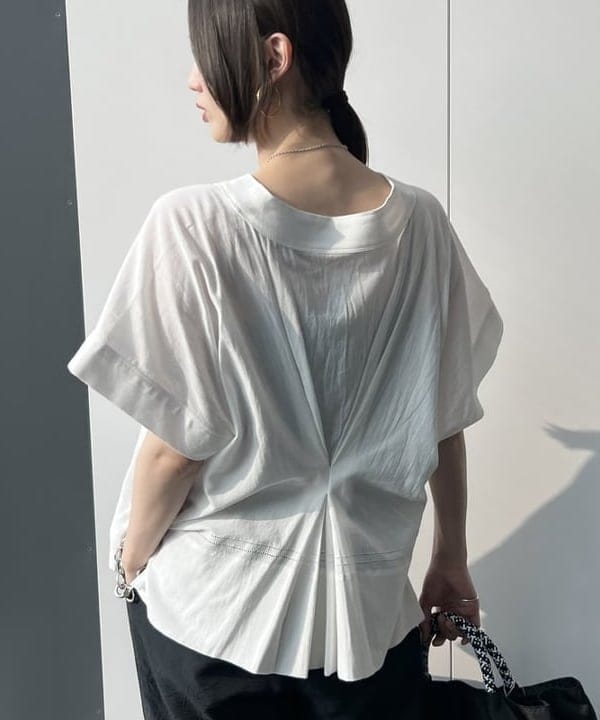 隈元 楓さんの「BEAMS WOMEN｜コットン Vネック ブラウス」を使ったコーディネート