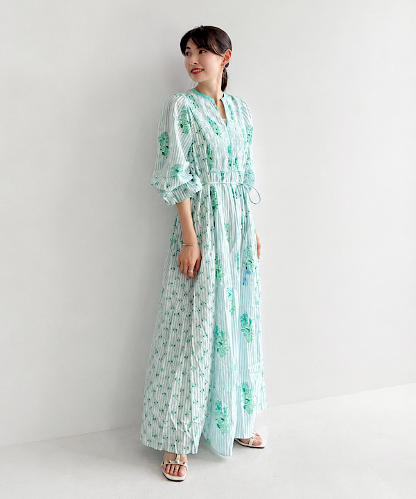 shibataさんの「BEAMS WOMEN｜ne Quittez pas / コットンジャカード リリープリント シャーリング ワンピース」を使ったコーディネート