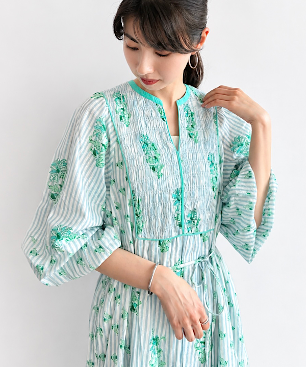 shibataさんの「BEAMS WOMEN｜ne Quittez pas / コットンジャカード リリープリント シャーリング ワンピース」を使ったコーディネート