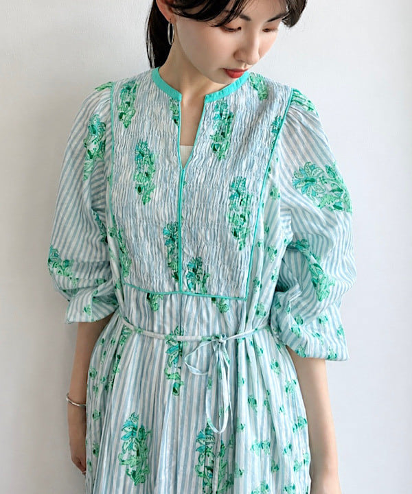 shibataさんの「BEAMS WOMEN｜ne Quittez pas / コットンジャカード リリープリント シャーリング ワンピース」を使ったコーディネート