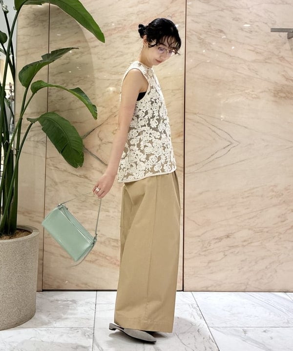 中丸　栞さんの「BEAMS WOMEN｜1タック チノパンツ」を使ったコーディネート