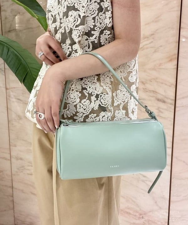 中丸　栞さんの「BEAMS WOMEN｜1タック チノパンツ」を使ったコーディネート