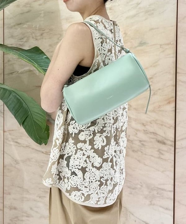 中丸　栞さんの「BEAMS WOMEN｜1タック チノパンツ」を使ったコーディネート