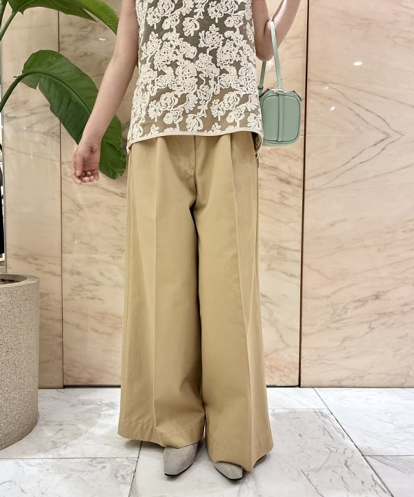 中丸　栞さんの「BEAMS WOMEN｜1タック チノパンツ」を使ったコーディネート