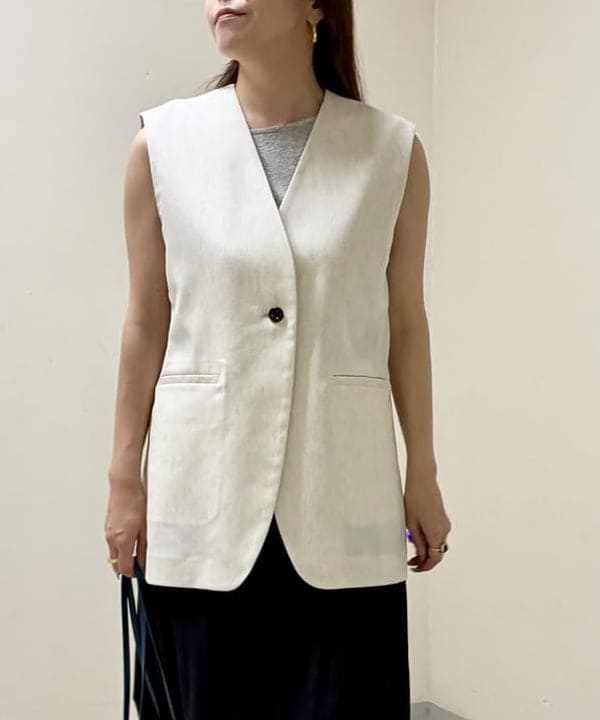 関 桂子さんの「BEAMS WOMEN｜ナチュラル オックス ジレ」を使ったコーディネート
