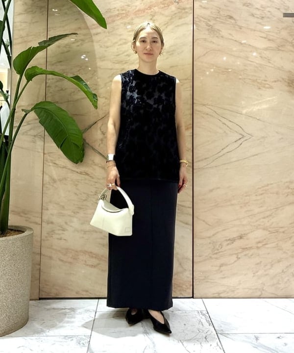 越智 里美さんの「BEAMS WOMEN｜モールヤーン エンブロ ノースリーブ ブラウス」を使ったコーディネート