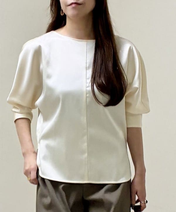 関 桂子さんの「BEAMS WOMEN｜トリアセ ポリエステル フラットサテン ブラウス」を使ったコーディネート