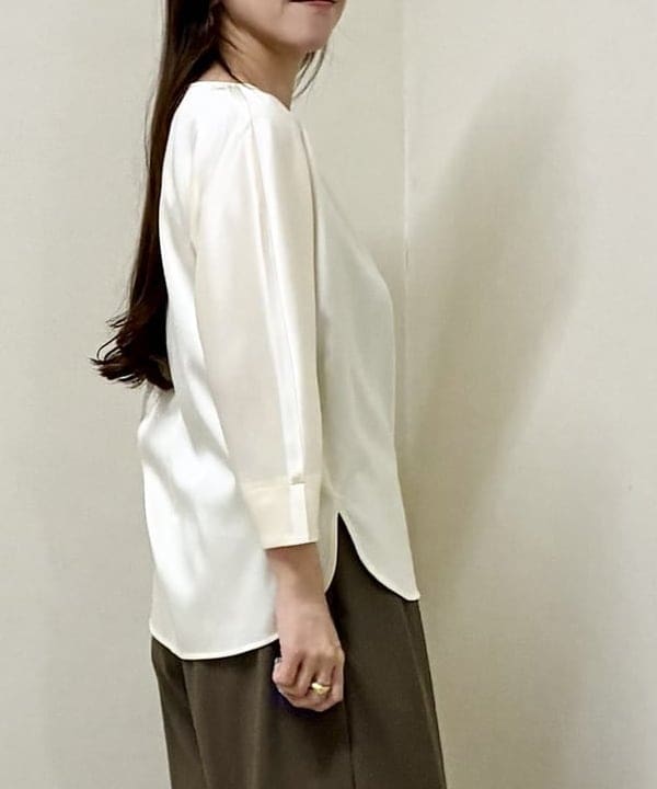 関 桂子さんの「BEAMS WOMEN｜トリアセ ポリエステル フラットサテン ブラウス」を使ったコーディネート