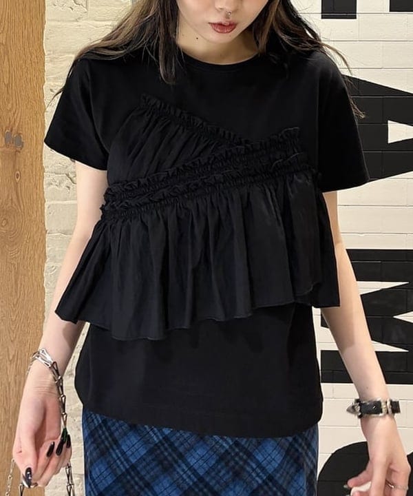 江口 息吹さんの「BEAMS WOMEN｜アシメ ギャザー フリル Tシャツ」を使ったコーディネート
