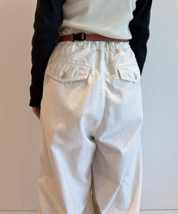 クロサワさんの「BEAMS WOMEN｜maturely / バックサテン ミリタリーパンツ」を使ったコーディネート