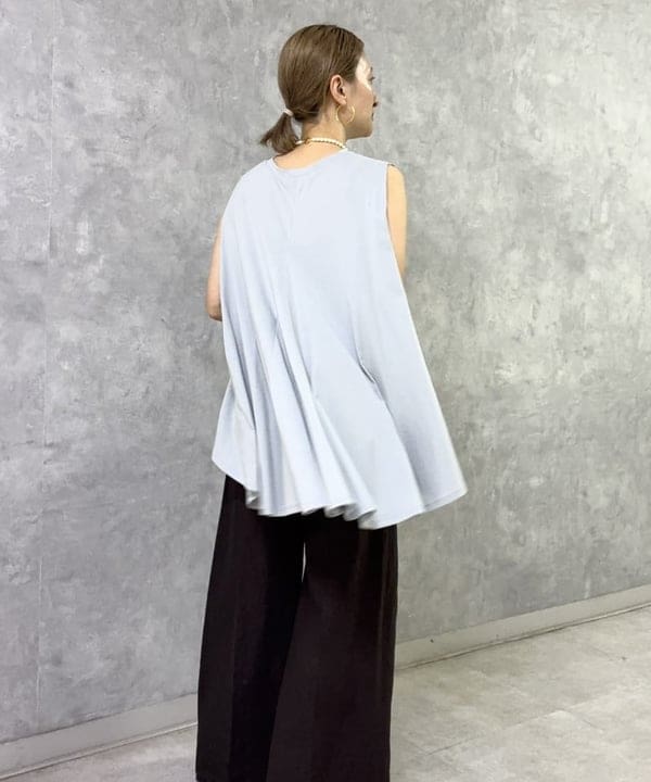 越智 里美さんの「BEAMS WOMEN｜【接触冷感・UVカット】コットン バックフレア ノースリーブ プルオーバー」を使ったコーディネート