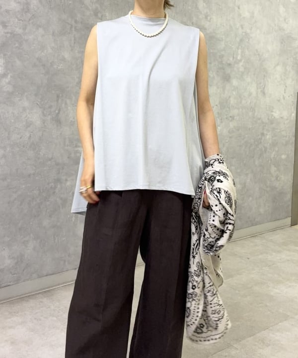 越智 里美さんの「BEAMS WOMEN｜【接触冷感・UVカット】コットン バックフレア ノースリーブ プルオーバー」を使ったコーディネート
