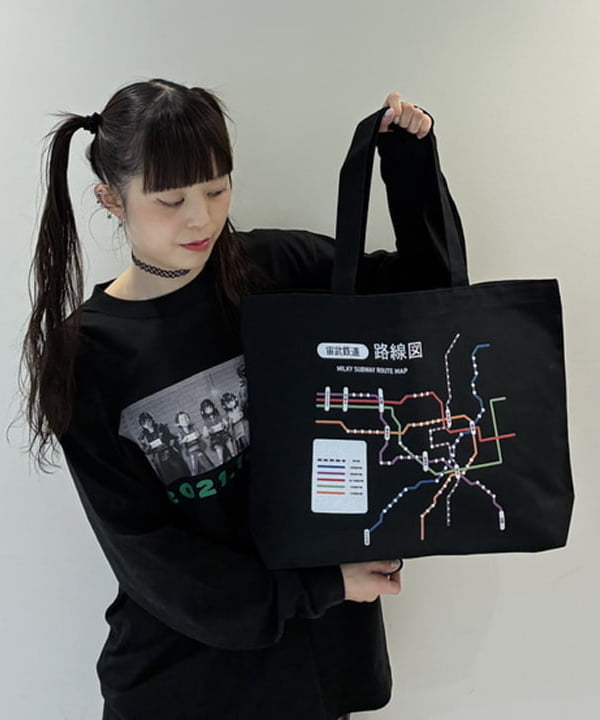 りかちょび/岸本梨佳さんの「ベロア プリント レース ヘム スカート」を使ったコーディネート