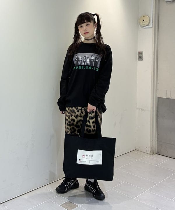 りかちょび/岸本梨佳さんの「ベロア プリント レース ヘム スカート」を使ったコーディネート