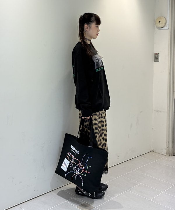 りかちょび/岸本梨佳さんの「ベロア プリント レース ヘム スカート」を使ったコーディネート