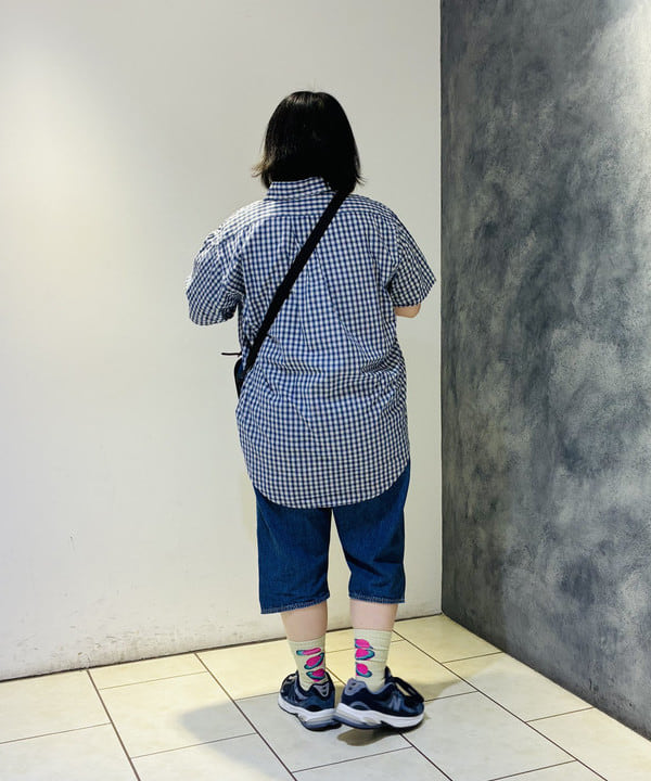 佐藤 歩さんの「BEAMS WOMEN｜ボーイ チェック ビッグ ボタンダウン シャツ」を使ったコーディネート