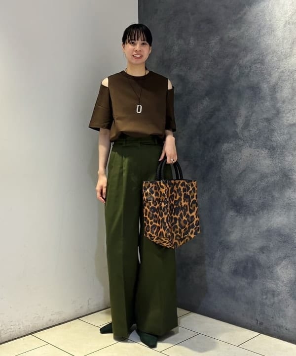 OSUMIさんの「BEAMS WOMEN｜ショルダー スリット Tシャツ」を使ったコーディネート