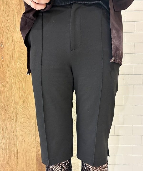 江口 息吹さんの「BEAMS WOMEN｜ストレッチ カプリ パンツ」を使ったコーディネート