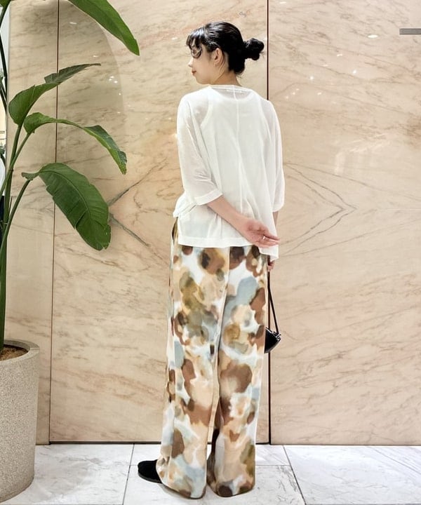中丸　栞さんの「BEAMS WOMEN｜ウォーターカラープリント イージーパンツ」を使ったコーディネート