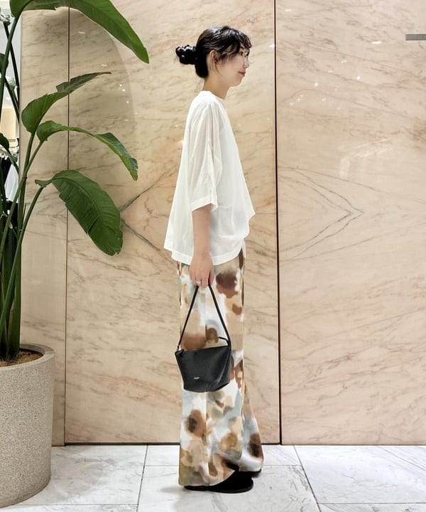 中丸　栞さんの「BEAMS WOMEN｜ウォーターカラープリント イージーパンツ」を使ったコーディネート