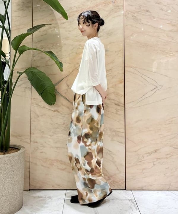 中丸　栞さんの「BEAMS WOMEN｜ウォーターカラープリント イージーパンツ」を使ったコーディネート