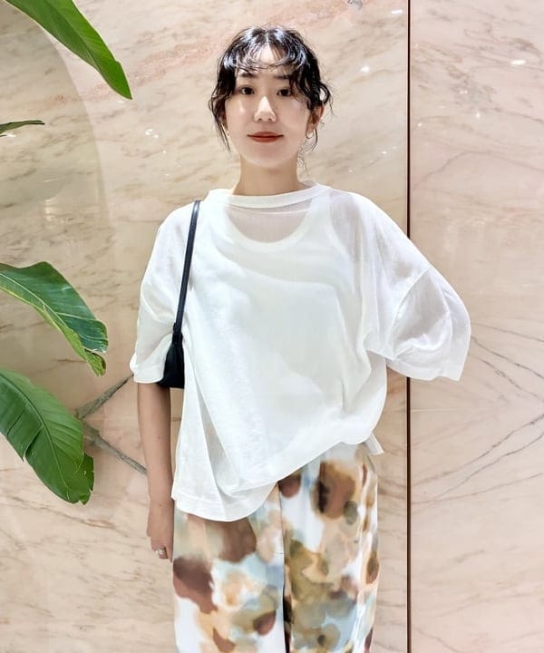 中丸　栞さんの「BEAMS WOMEN｜ウォーターカラープリント イージーパンツ」を使ったコーディネート