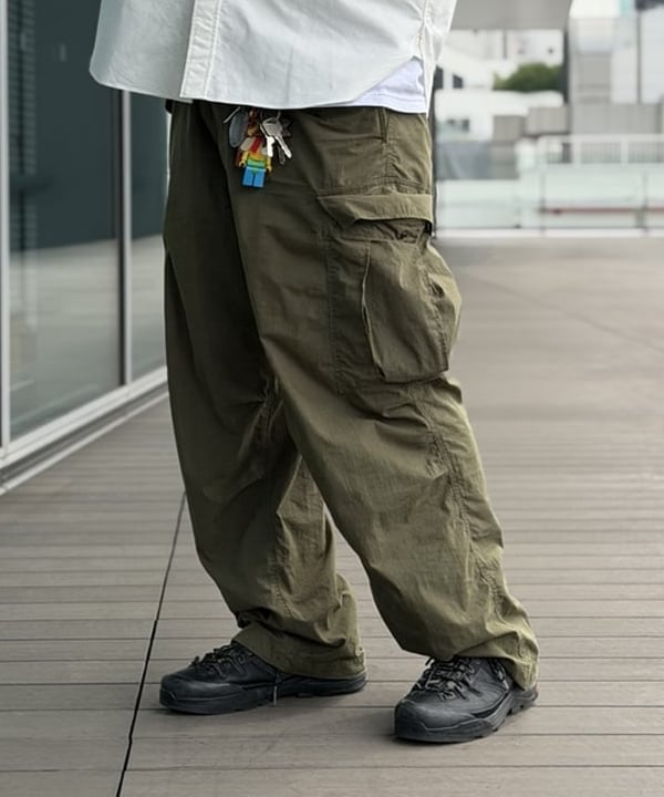 BAKU(東江 漠)さんの「BEAMS / ビッグ 6ポケット カーゴパンツ」を使ったコーディネート