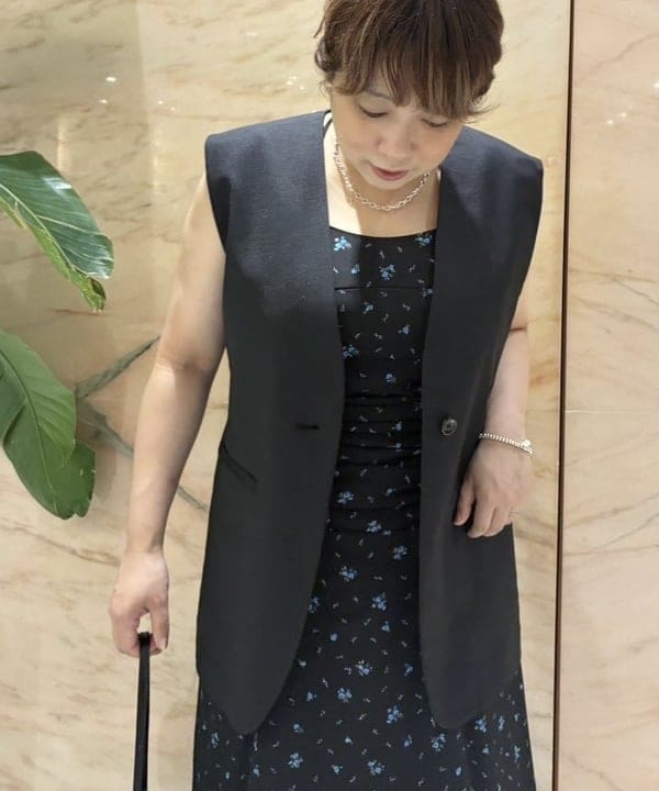 塚越 有紀さんの「BEAMS WOMEN｜フラワー プリント キャミワンピース」を使ったコーディネート
