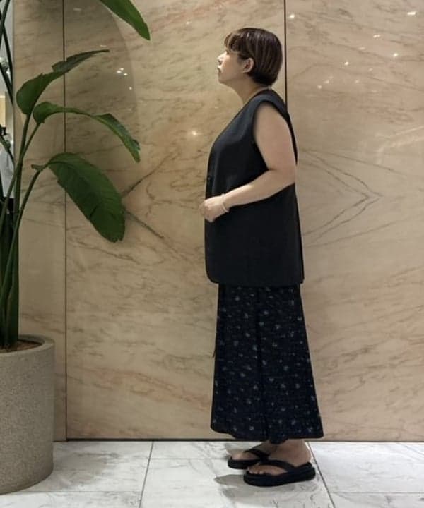 塚越 有紀さんの「BEAMS WOMEN｜フラワー プリント キャミワンピース」を使ったコーディネート