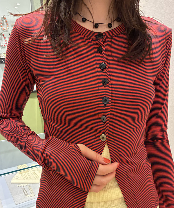 神坂 莉子さんの「BEAMS WOMEN｜ドロップ パール ビッグ ブローチ」を使ったコーディネート