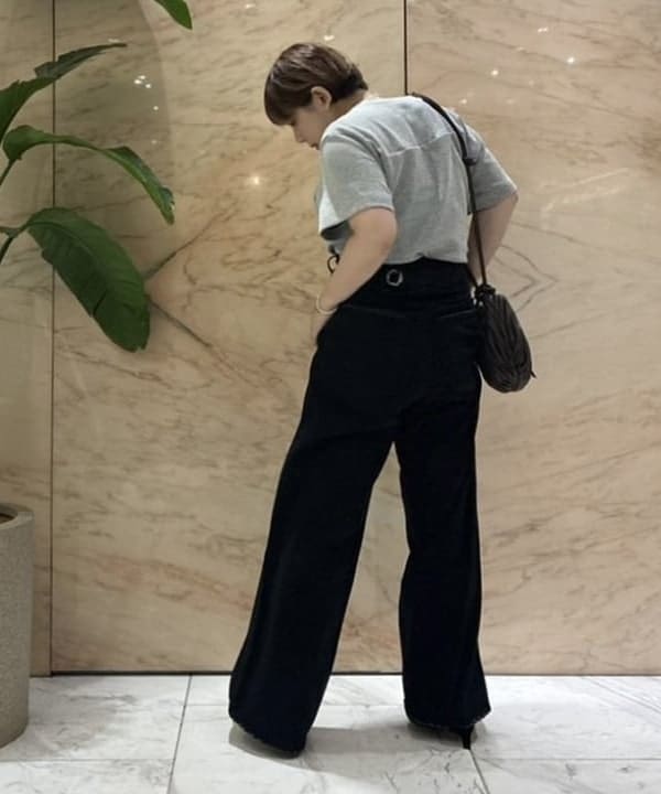 塚越 有紀さんの「BEAMS WOMEN｜ブークレ アシンメトリーヘム Tシャツ」を使ったコーディネート
