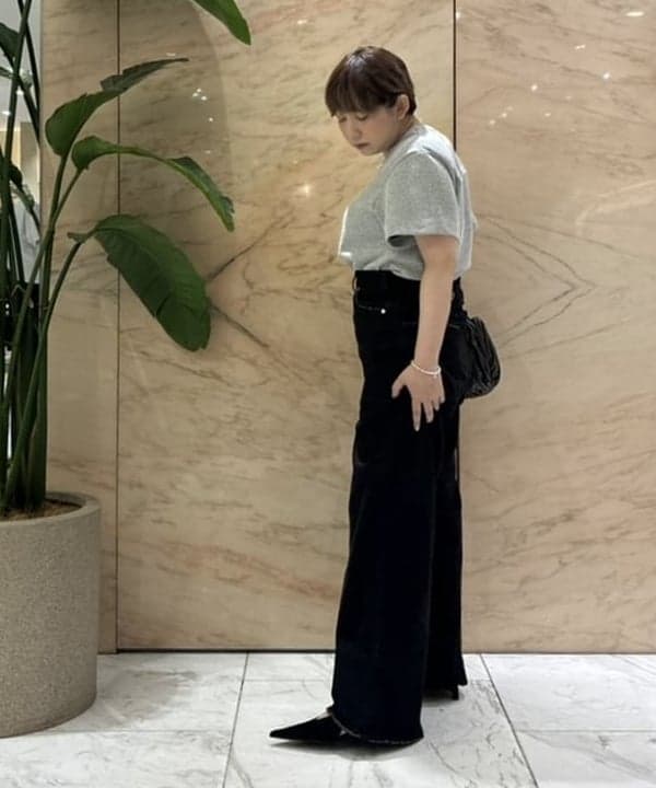 塚越 有紀さんの「BEAMS WOMEN｜ブークレ アシンメトリーヘム Tシャツ」を使ったコーディネート