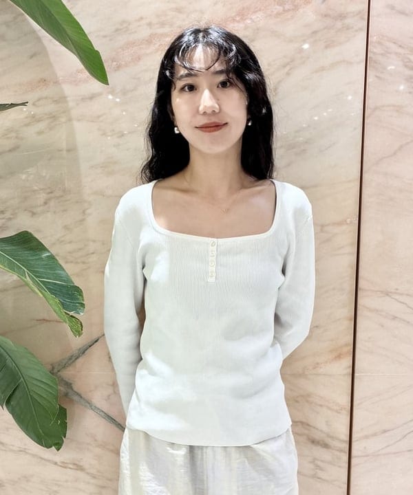 中丸　栞さんの「BEAMS WOMEN｜16ゲージ コットン ヘンリーネック プルオーバー」を使ったコーディネート
