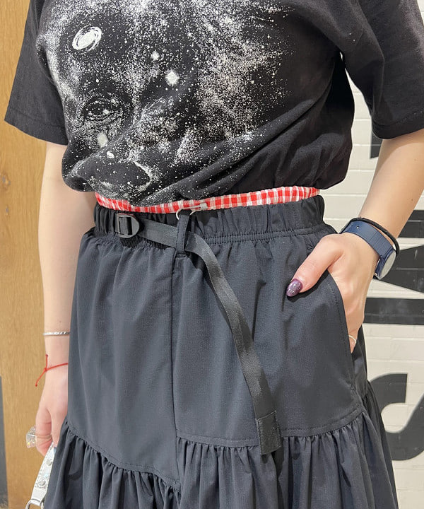 エノモト アミさんの「BEAMS WOMEN｜【別注】Gramicci / パネル スカート」を使ったコーディネート