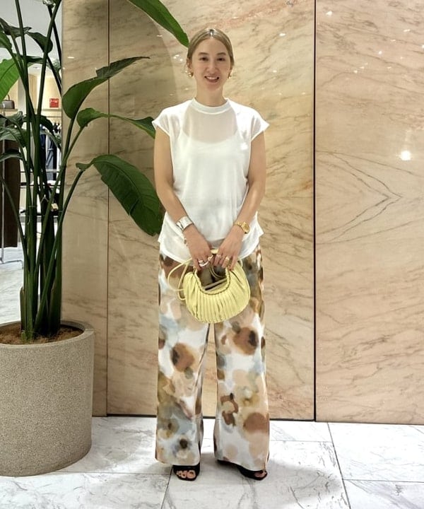 越智 里美さんの「BEAMS WOMEN｜トリアセ サイドギャザー ブラウス」を使ったコーディネート