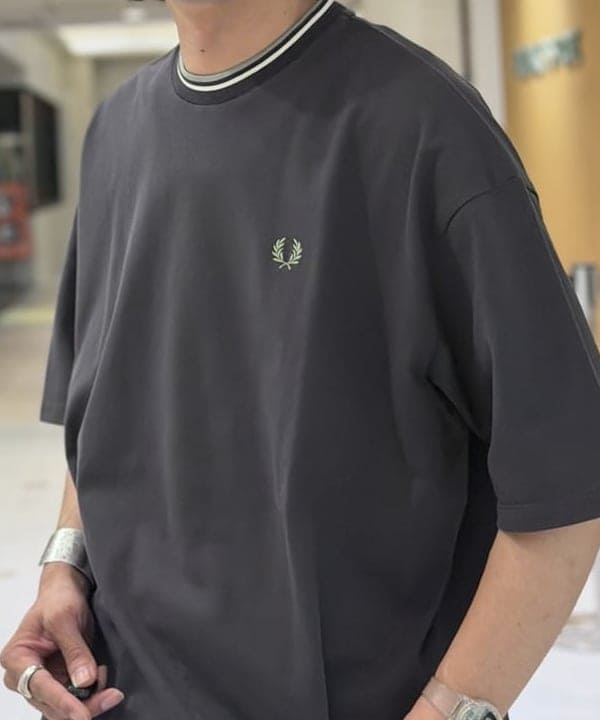 BAKU(東江 漠)さんの「BEAMS WOMEN｜BEAMS｜【別注】FRED PERRY / Oversized Tipped Pique T-shirt｜Tシャツ｜半袖 鹿の子素材」を使ったコーディネート